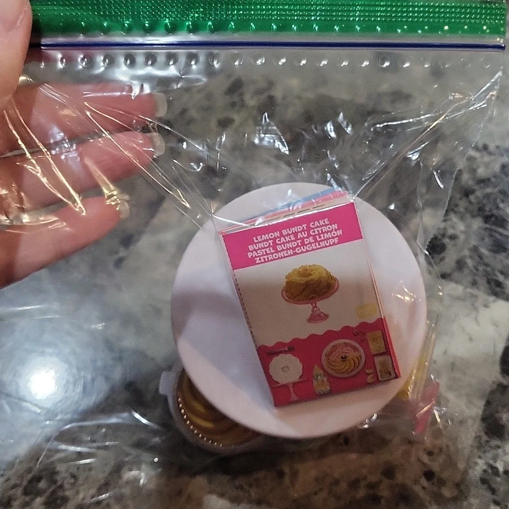 Miniverse Make It Mini Food Lemon Bundt Cake